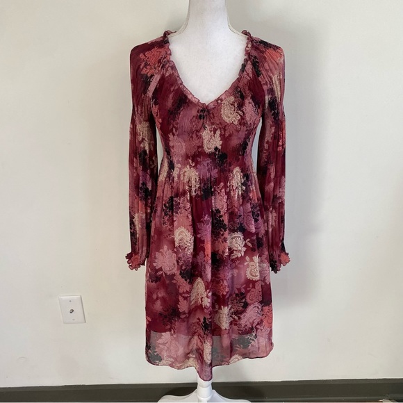 Sunny Leigh Dresses & Skirts - Sunny Leigh Floral V Neck Ruffled Dress Size Small